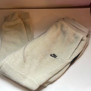NIKE SHERPA SWEATS